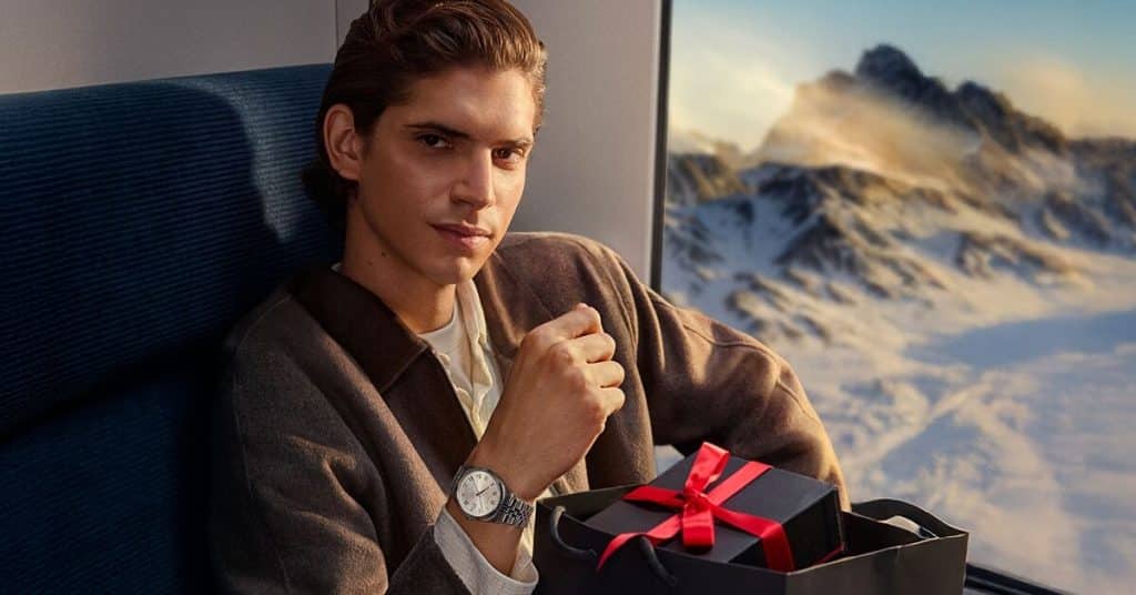 Armbåndsur fra Tissot på en person som holder en gave pakket inn