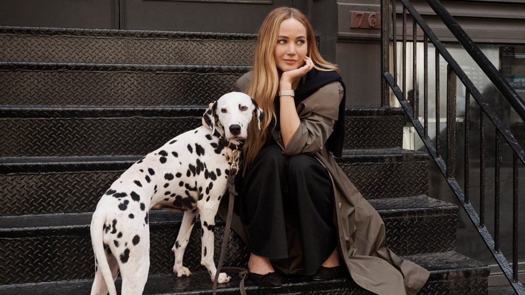 Jennifer Lawrence med Longines Dolcevit på trapp med dalmatiner