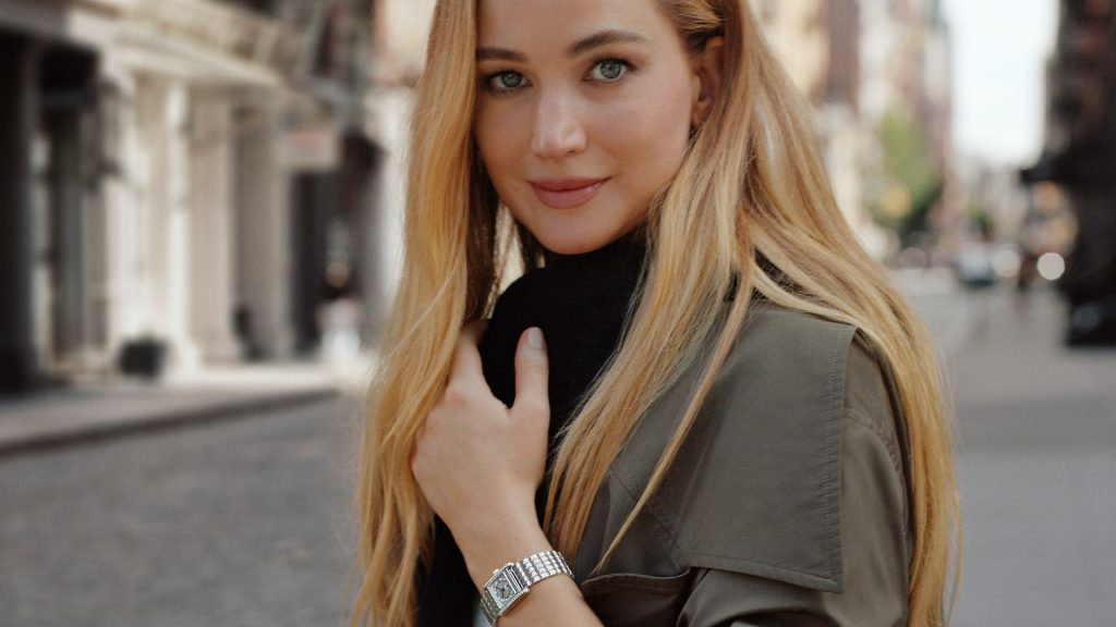 Jennifer lawrence med dolce vita på armen