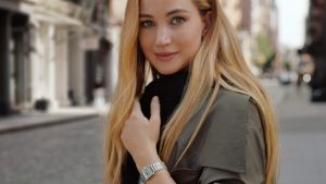 Jennifer lawrence med dolce vita på armen