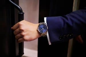 Mann i blå dress med blå klokke