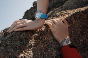 2 modeller fra Certina DS-X GMT på dame håndledd og herre håndledd